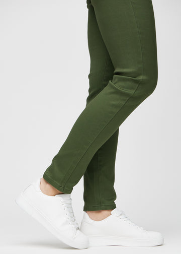 Slim-Jeans für Damen in Dunkelgrün, Farbe Renewals. Nahaufnahme an den Knöcheln eines Models, um die Passform am Beinabschluss zu zeigen.