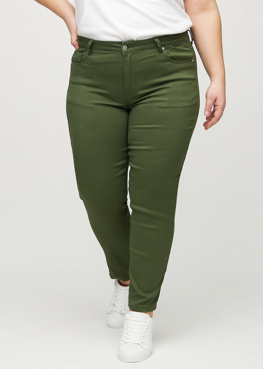 Slim-Jeans für Damen in Dunkelgrün, Farbe Renewals. Vorderansicht an einem Plus-Size-Model, körpernah geschnitten mit etwas mehr Platz am Knöchel.