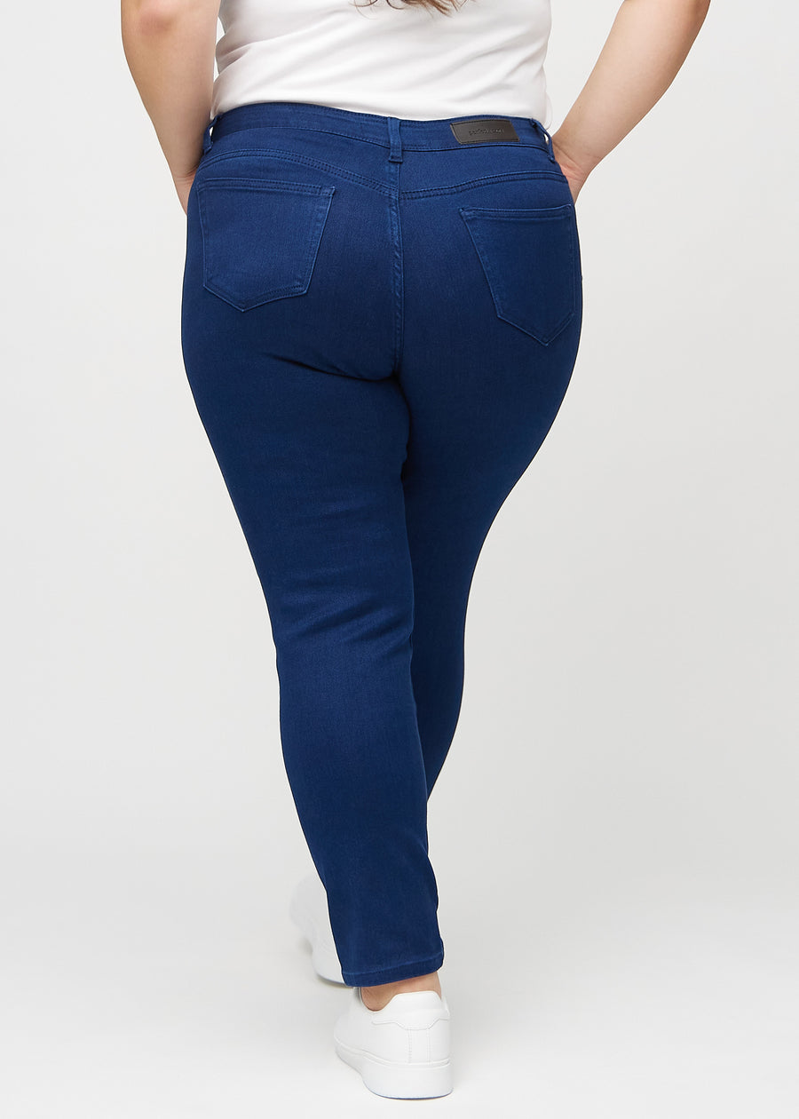 Slim-Jeans für Damen in Dunkelblau, Farbe Royals. Rückansicht an einem Plus-Size-Model, die gesamte Passform ist zu sehen.