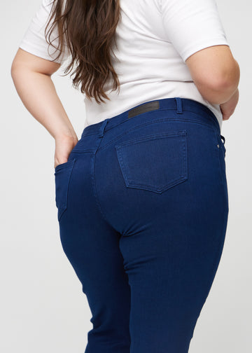 Slim-Jeans für Damen in Dunkelblau, Farbe Royals. Nahaufnahme der Rückseite an einem Plus-Size-Model, die Details sind gut erkennbar.