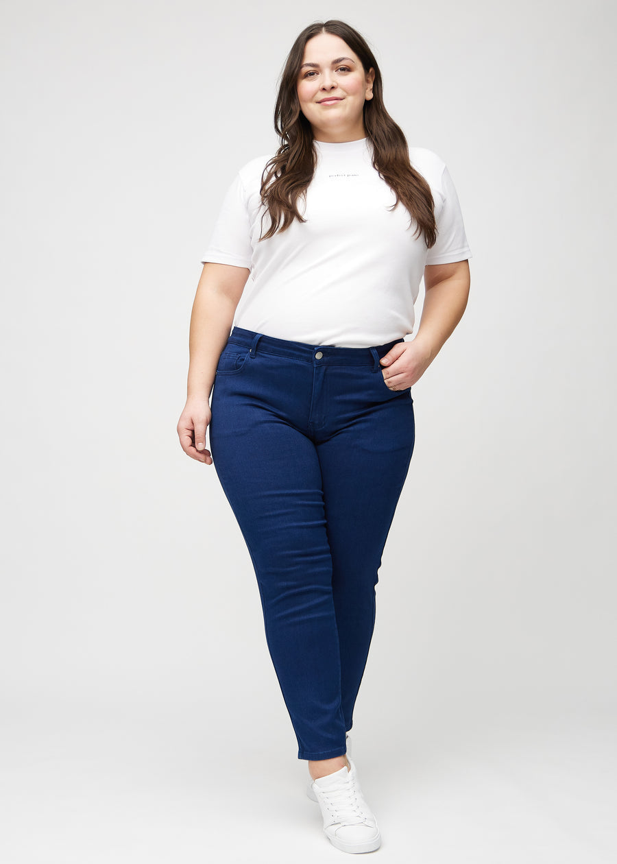 Slim-Jeans für Damen in Dunkelblau, Farbe Royals. Ganzkörperansicht eines Plus-Size-Models in den Jeans.