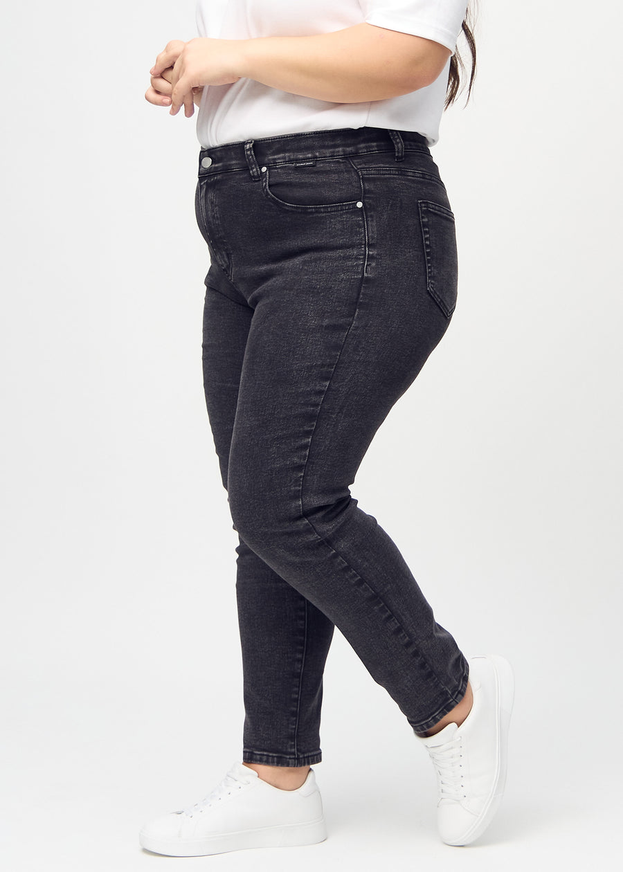 Dunkelgrauer Denim slim jeans von der Seite an einem Plus-Size-Model gesehen.