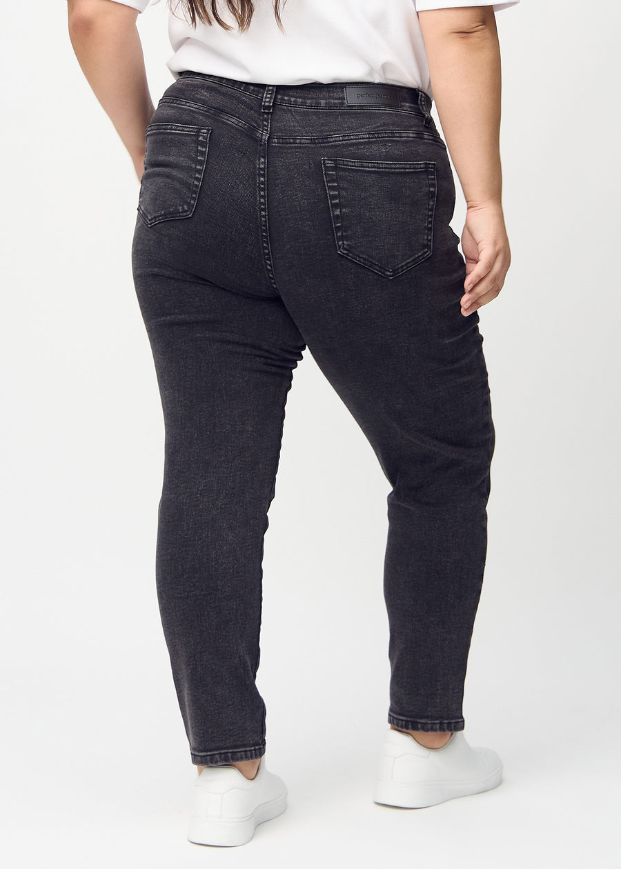 Dunkelgrauer Denim slim jeans von hinten an einem Plus-Size-Model gesehen, damit man das gesamte Produkt sehen kann.