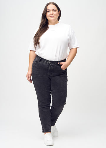 Ganzkörperbild eines Plus-Size-Models in dunkelgrauem Denim slim jeans.