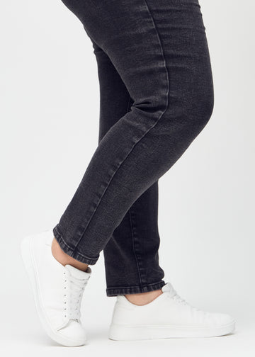 Die Knöchel eines Plus-Size-Models, damit man sehen kann, wie eng die Jeans sitzt.