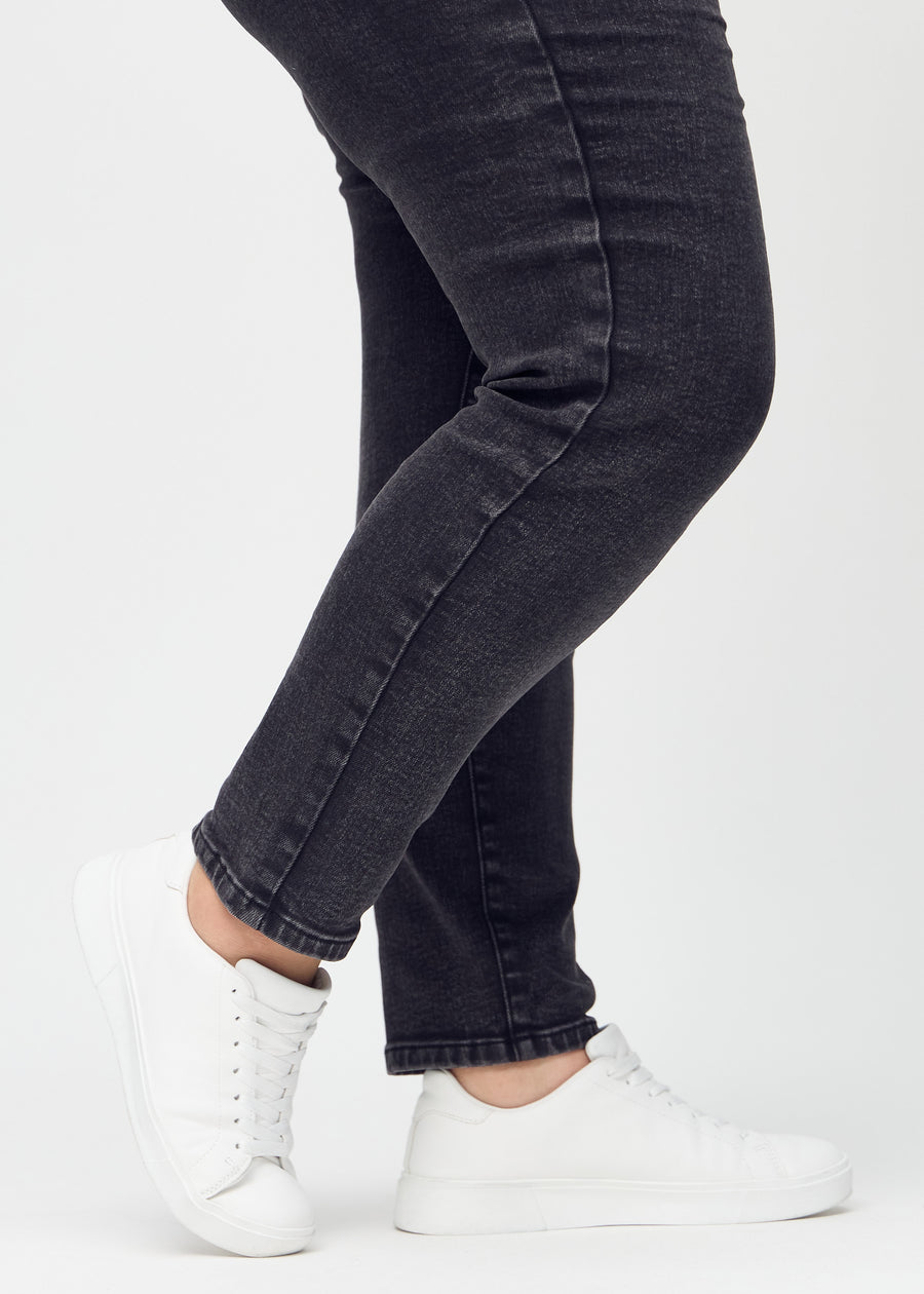 Die Knöchel eines Plus-Size-Models, damit man sehen kann, wie eng die Jeans sitzt.
