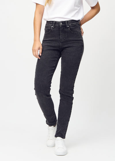 Dunkelgrauer Denim slim jeans, Modellname Shadows, der eng am Bein anliegt, jedoch am Knöchel etwas lockerer sitzt, von vorne gesehen.