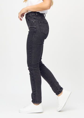 Dunkelgrauer Denim slim jeans von der Seite am Model gesehen.