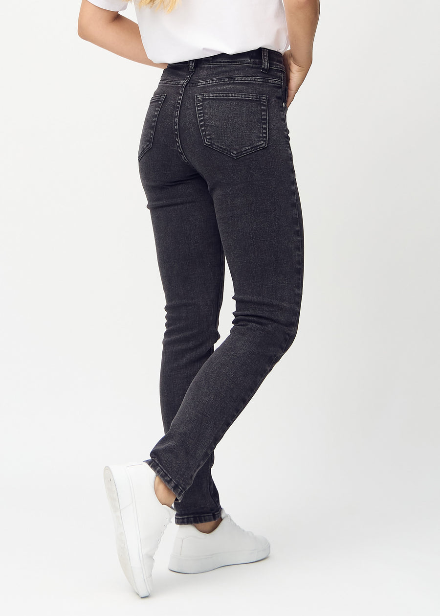 Dunkelgrauer Denim slim jeans von hinten gesehen, damit man das gesamte Produkt sehen kann.