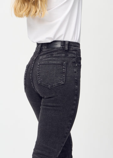 Dunkelgrauer Denim slim jeans von hinten aus der Nähe gesehen, um Details zu zeigen.