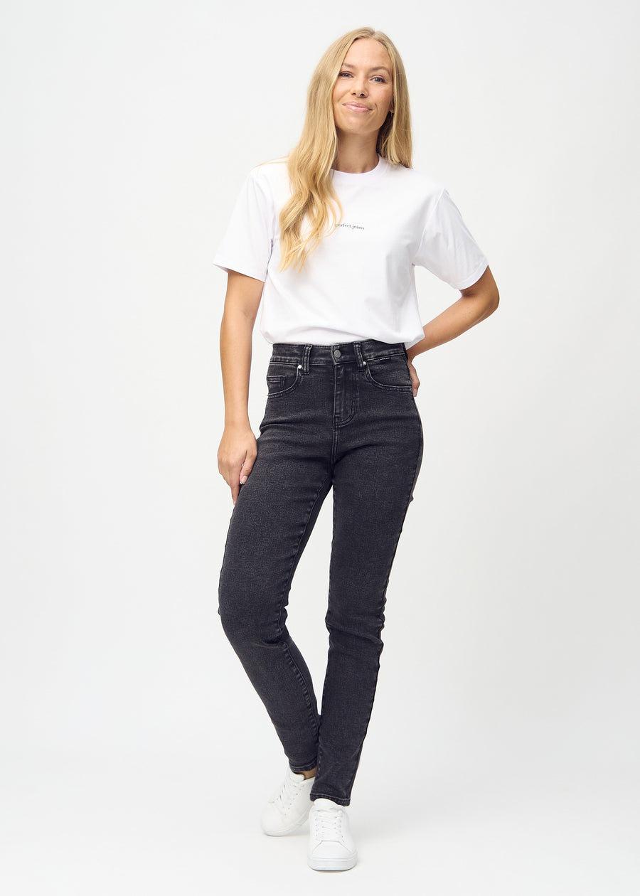 Ganzkörperbild eines Models in dunkelgrauem Denim slim jeans.