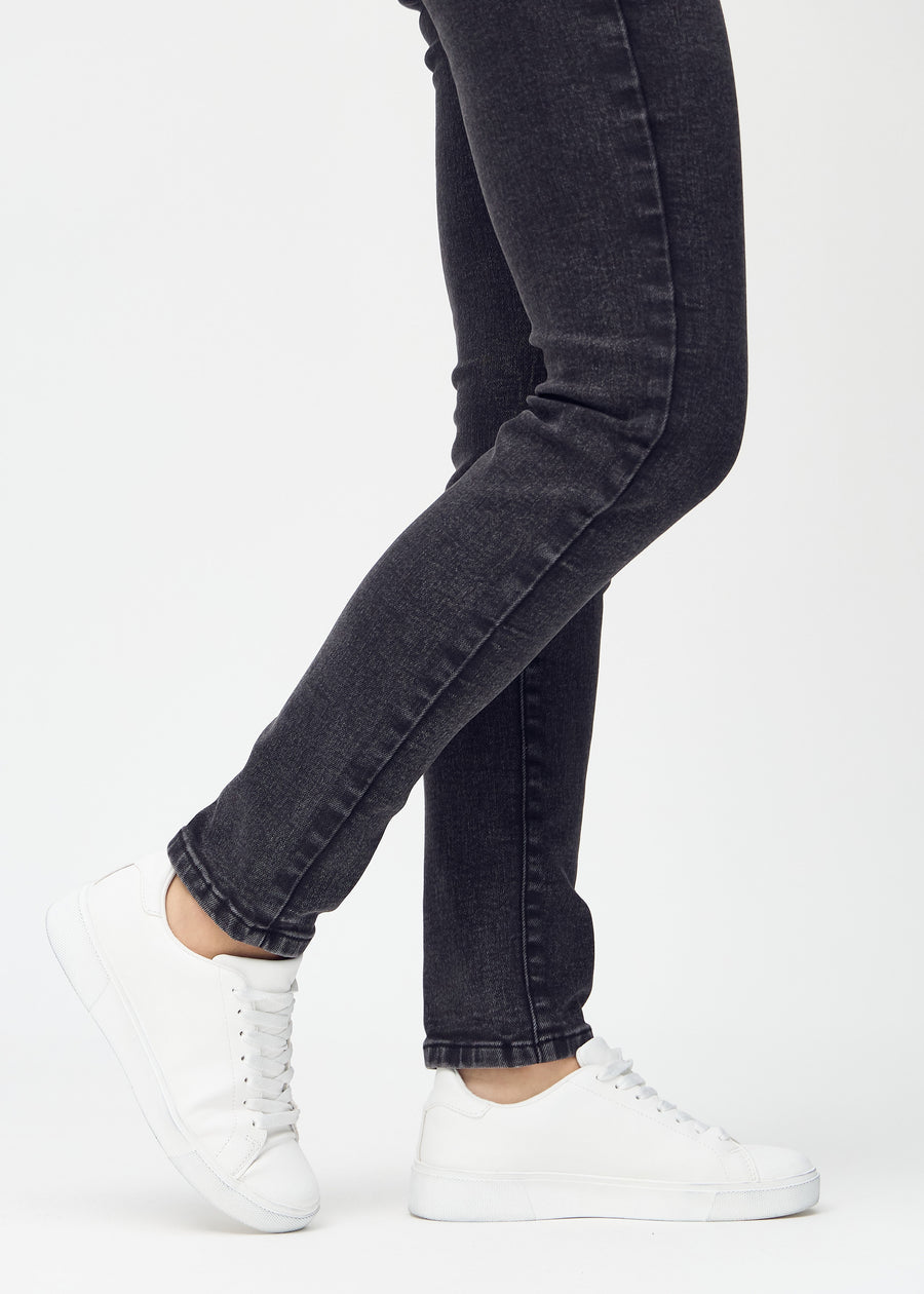 Die Knöchel eines Models, damit man sehen kann, wie eng die Jeans sitzt.