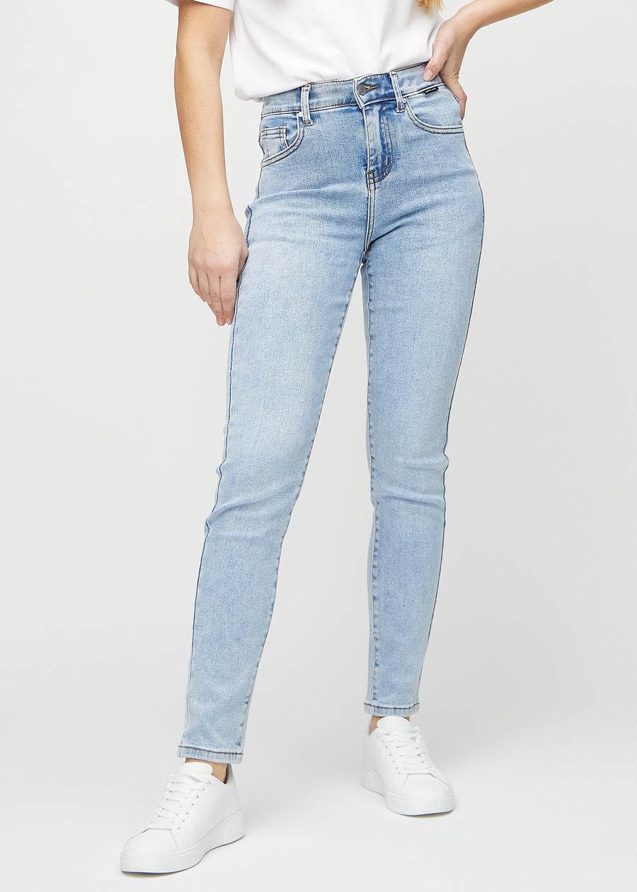 Slim-Jeans für Damen in Hellblau, Farbe Waves. Vorderansicht an einem Model, körpernah geschnitten mit etwas mehr Platz am Knöchel.