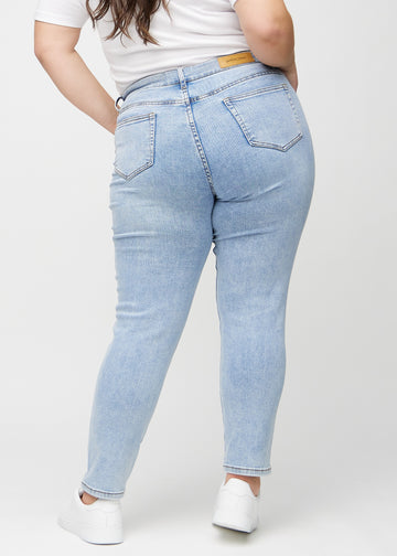 Slim-Jeans für Damen in Hellblau, Farbe Waves. Rückansicht an einem Plus-Size-Model, die gesamte Passform ist zu sehen.