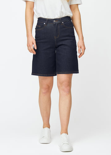Tief dunkelblaue Denim-Shorts für Damen in der Farbe Midnights mit Loose-Passform, die an der Hüfte sitzt und locker über die Oberschenkel fällt, von vorne gesehen.