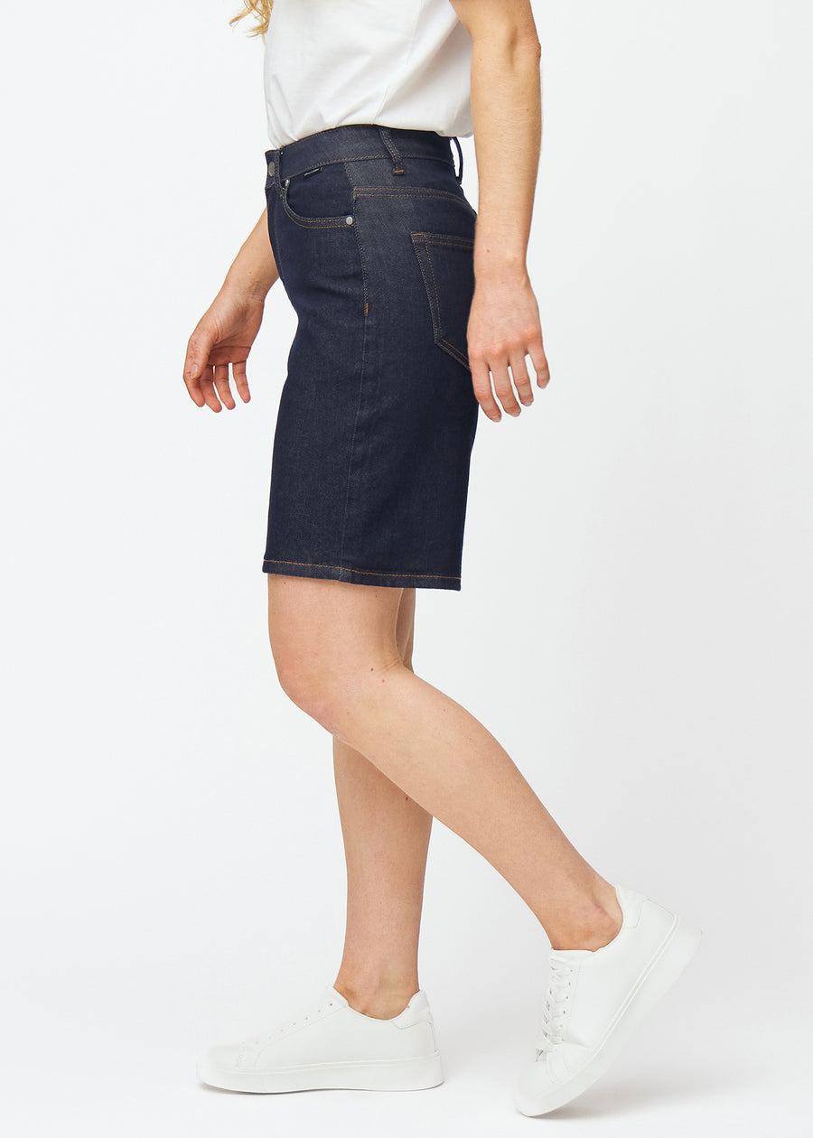 Tief dunkelblaue Denim-Shorts für Damen in der Farbe Midnights mit Loose-Passform, von der Seite am Model gesehen.