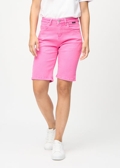 Hellrosa regular middle shorts, Modellname Flamingos, die gerade am Bein heruntergehen und knapp über dem Knie enden, von vorne gesehen.