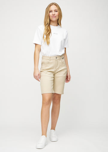 Ganzkörperbild eines Models in beige regular middle shorts.