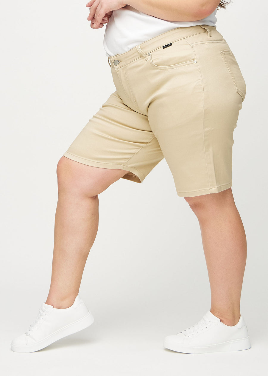 Beige regular middle shorts von der Seite an einem Plus-Size-Model gesehen.