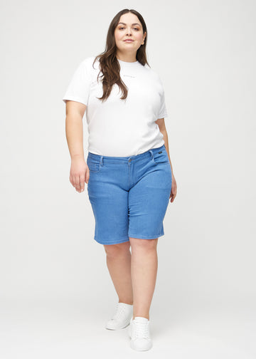 Ganzkörperbild eines Plus-Size-Models in blauen regular Middle Shorts.