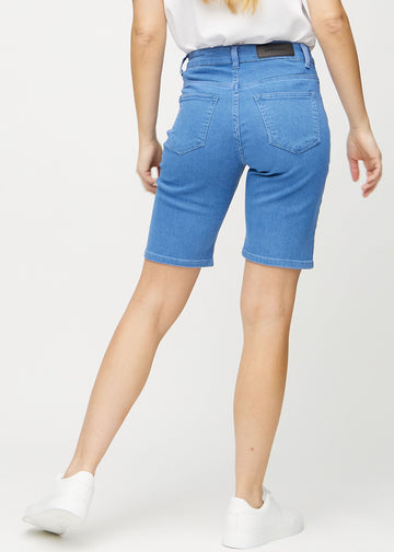 Blaue regular Middle Shorts von hinten gezeigt, damit man das gesamte Produkt sehen kann.