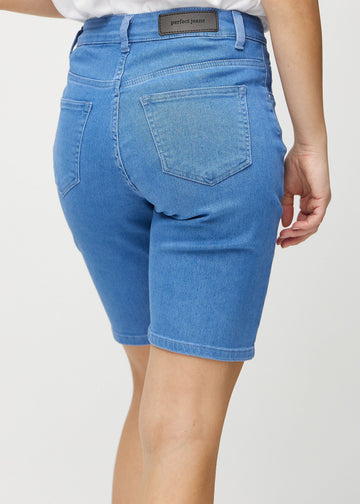 Blaue regular Middle Shorts von hinten in Nahaufnahme, um Details zu zeigen.