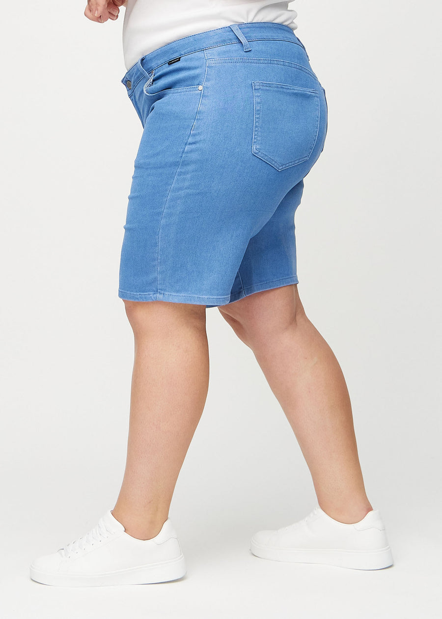Blaue regular Middle Shorts seitlich an einem Plus-Size-Model gezeigt.