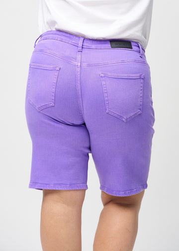 Lila regular middle shorts von hinten aus der Nähe an einem Plus-Size-Model gesehen, um Details zu zeigen.