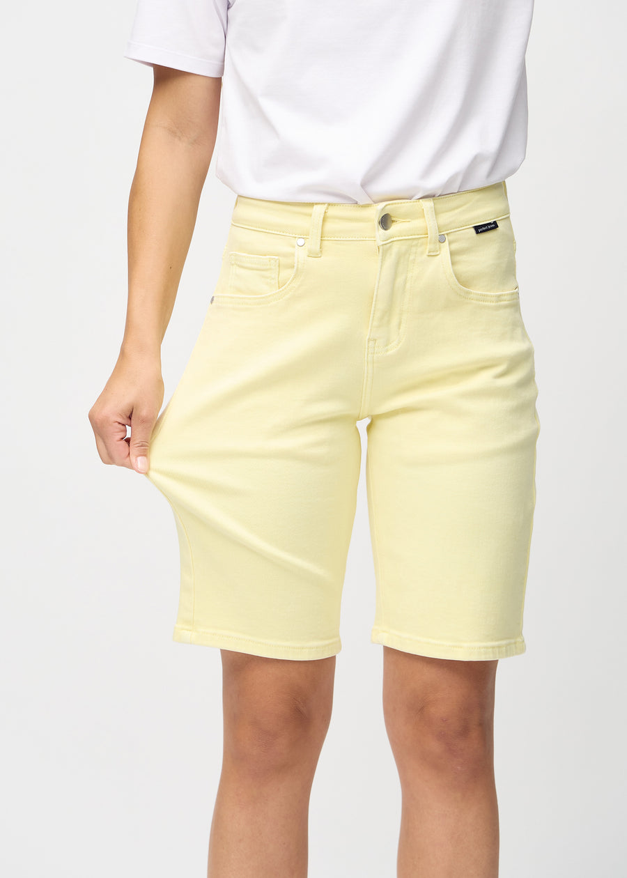 Das Model zieht die Shorts am Oberschenkel auseinander, um den Stretch zu zeigen.