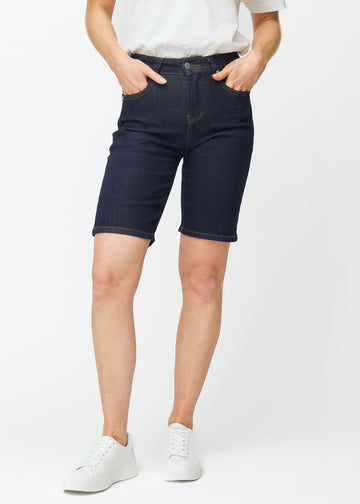 Tief dunkelblaue Denim-Shorts für Damen in der Farbe Midnights mit Regular-Passform, die an der Hüfte sitzt und Luft um die Oberschenkel lässt, von vorne gesehen.