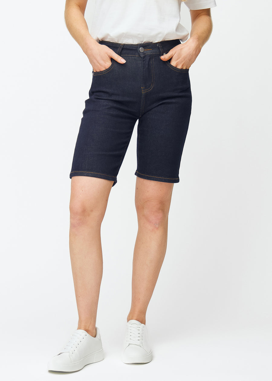 Tief dunkelblaue Denim-Shorts für Damen in der Farbe Midnights mit Regular-Passform, die an der Hüfte sitzt und Luft um die Oberschenkel lässt, von vorne gesehen.