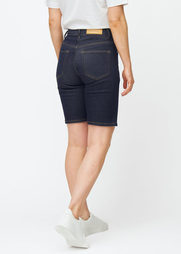 Tief dunkelblaue Denim-Shorts für Damen in der Farbe Midnights von hinten gesehen, sodass die Länge bis knapp über das Knie sichtbar ist.