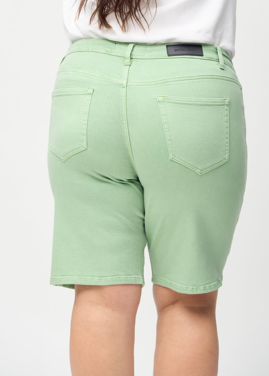 Hellgrüne regular middle shorts von hinten aus der Nähe an einem Plus-Size-Model gesehen, um Details zu zeigen.