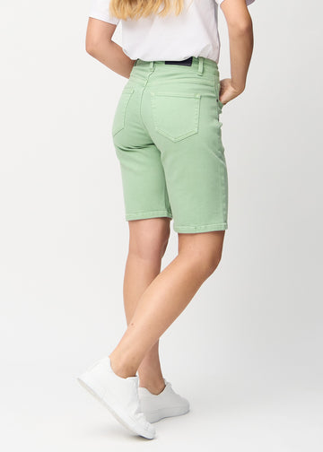 Hellgrüne regular middle shorts von hinten gesehen, sodass man das gesamte Produkt sehen kann.