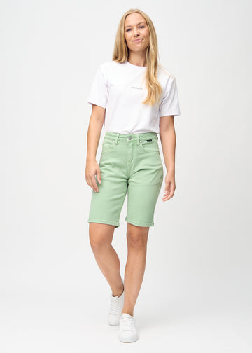 Ganzkörperbild eines Models in hellgrünen regular middle shorts.