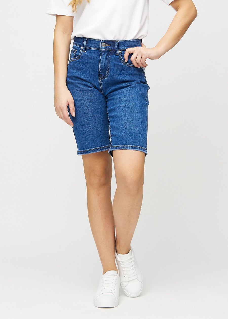 Dunkle Denim-regular middle shorts, Modellname Oceans, die gerade am Bein entlang fallen und knapp über dem Knie enden, von vorne gesehen.