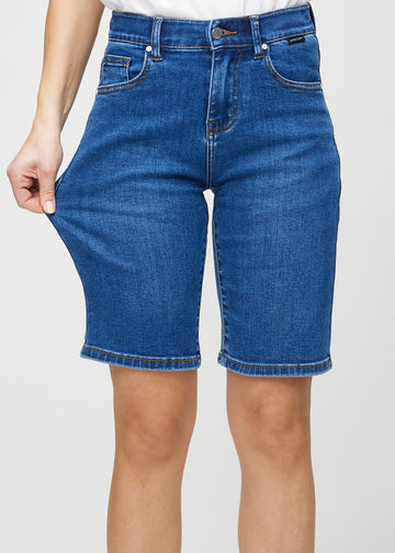 Das Model zieht die Shorts am Oberschenkel auseinander, um den Stretch zu zeigen.