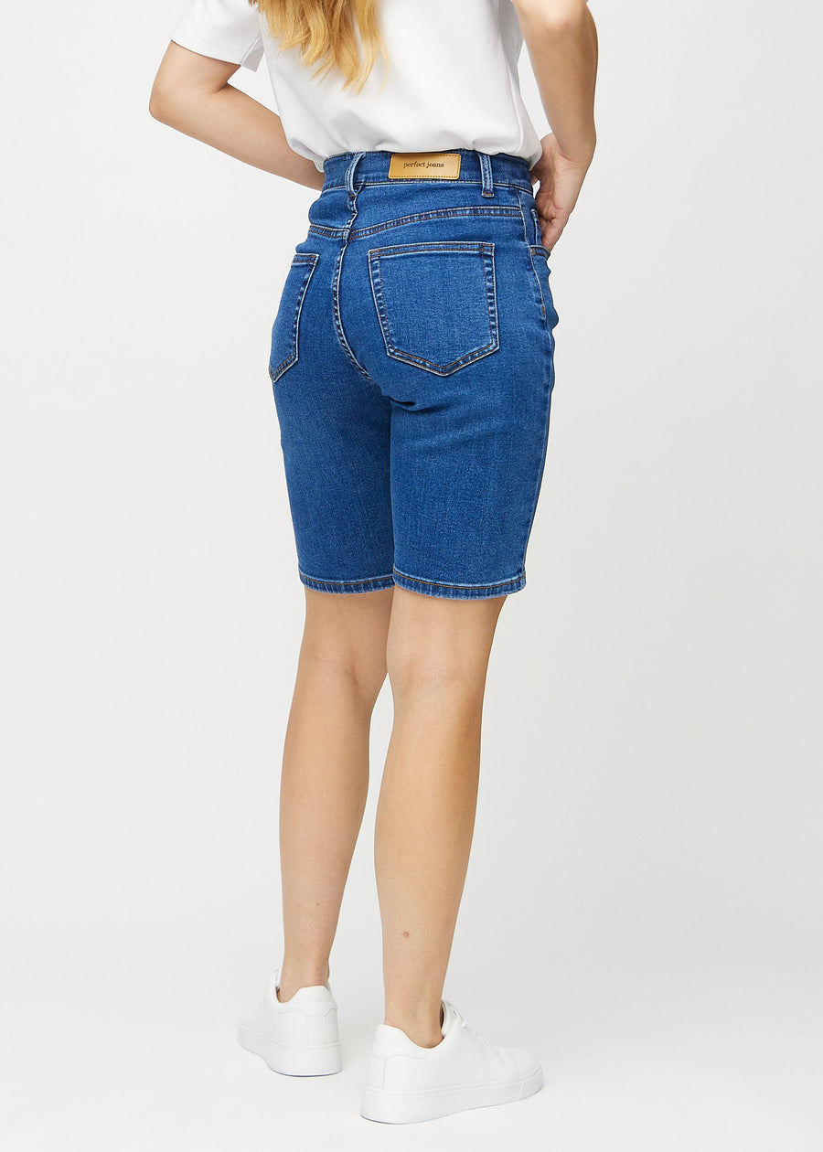 Dunkle Denim-regular middle shorts seitlich am Model gesehen.