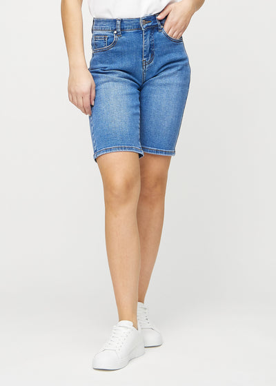 Denim regular middle shorts, Modellname Rivers, die gerade am Bein entlang verlaufen und knapp über dem Knie enden, von vorn gesehen.