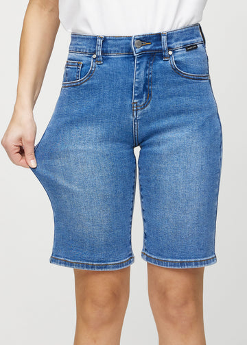 Das Model zieht die Shorts am Oberschenkel auseinander, um den Stretch zu zeigen.