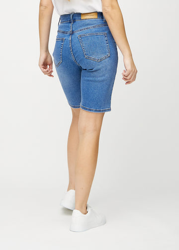 Denim regular middle shorts von hinten in Nahaufnahme, um Details zu zeigen.