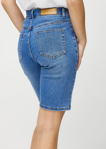 Denim regular middle shorts von hinten gesehen, sodass man das gesamte Produkt sehen kann.