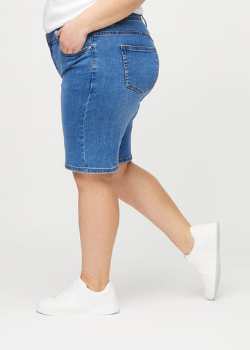 Denim regular middle shorts von der Seite an einem Plus-Size-Model gesehen.
