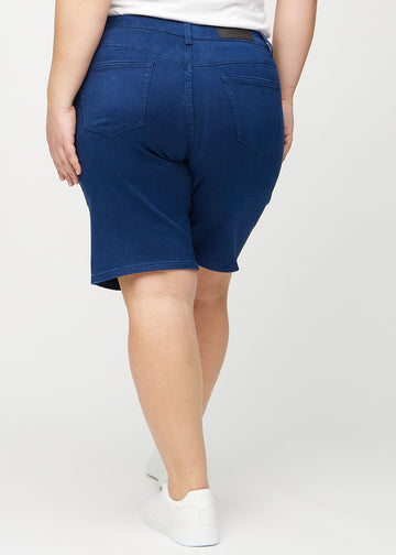 Dunkelblaue regular middle shorts von hinten an einem Plus-Size-Model gesehen, sodass man das gesamte Produkt sehen kann.