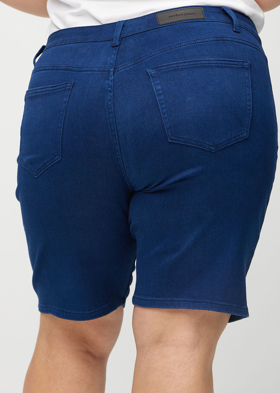 Dunkelblaue regular middle shorts von hinten aus der Nähe an einem Plus-Size-Model gesehen, um Details zu zeigen.