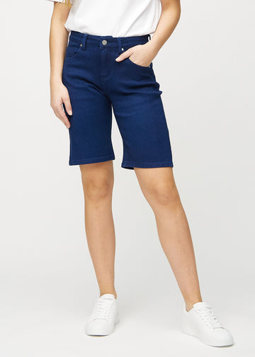 Dunkelblaue regular middle shorts, Modellname Royals, die gerade am Bein herunterfallen und knapp über dem Knie enden, von vorne gesehen.