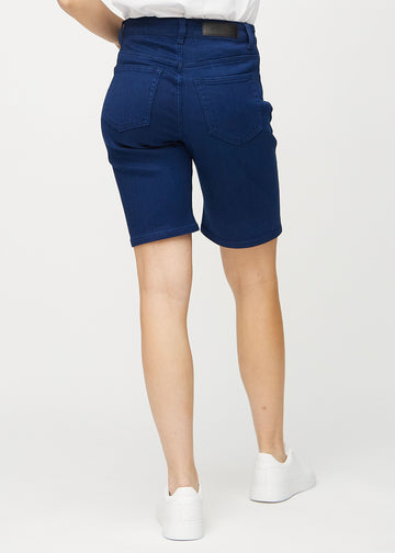 Dunkelblaue regular middle shorts von hinten gesehen, sodass man das gesamte Produkt sehen kann.