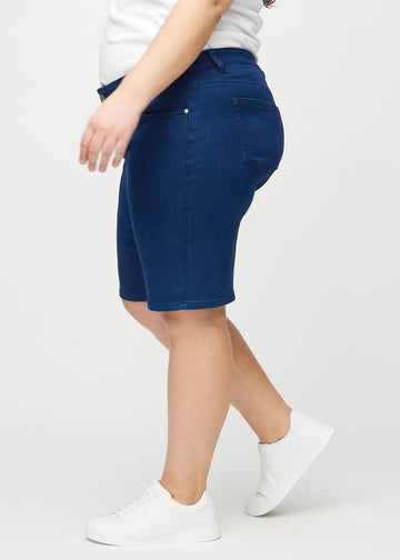 Dunkelblaue regular middle shorts von der Seite an einem Plus-Size-Model gesehen.