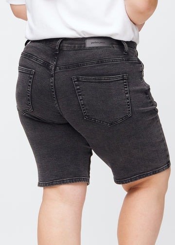 Dunkelgraue Denim-regular-Middle-Shorts von hinten nah an einem Plus-Size-Model gesehen, um Details zu zeigen.