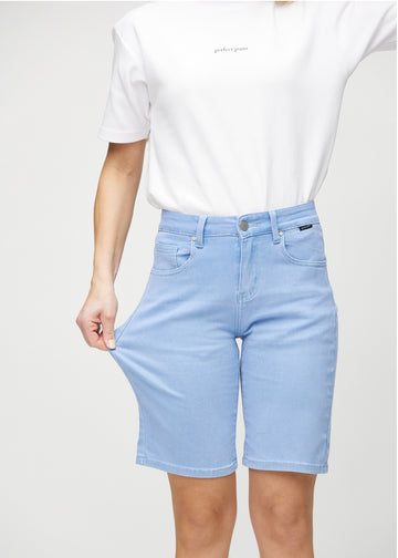 Das Model zieht die Shorts am Oberschenkel auseinander, um den Stretch zu zeigen.